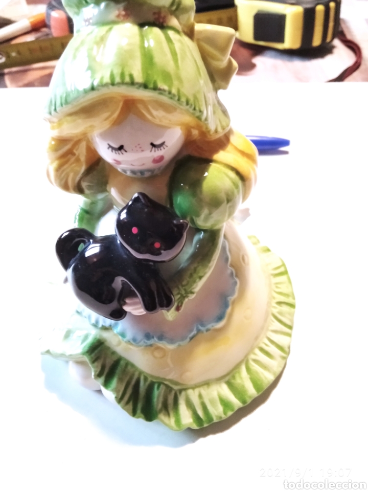 Vintage: Figura porcelana ni&ntilde;a gato negro
