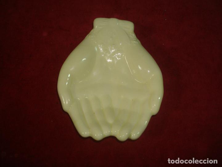 Vintage: JABONERA MANO COLOR AMARILLA