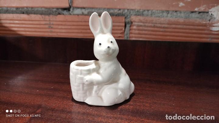 Vintage: VINTAGE - PORCELANA - FIGURA DE PORCELANA - CONEJITO PALILLERO.