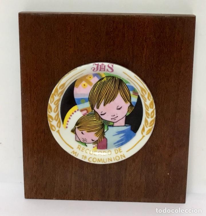 Vintage: Cuadro Recuerdo primera comuni&oacute;n en madera y porcelana. Vintage. A&ntilde;os 70.