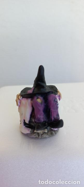 Vintage: FIGURA DE BRUJA O BRUJITA DENTRO DEL CALDERO 4,5 CM. ES DE RESINA