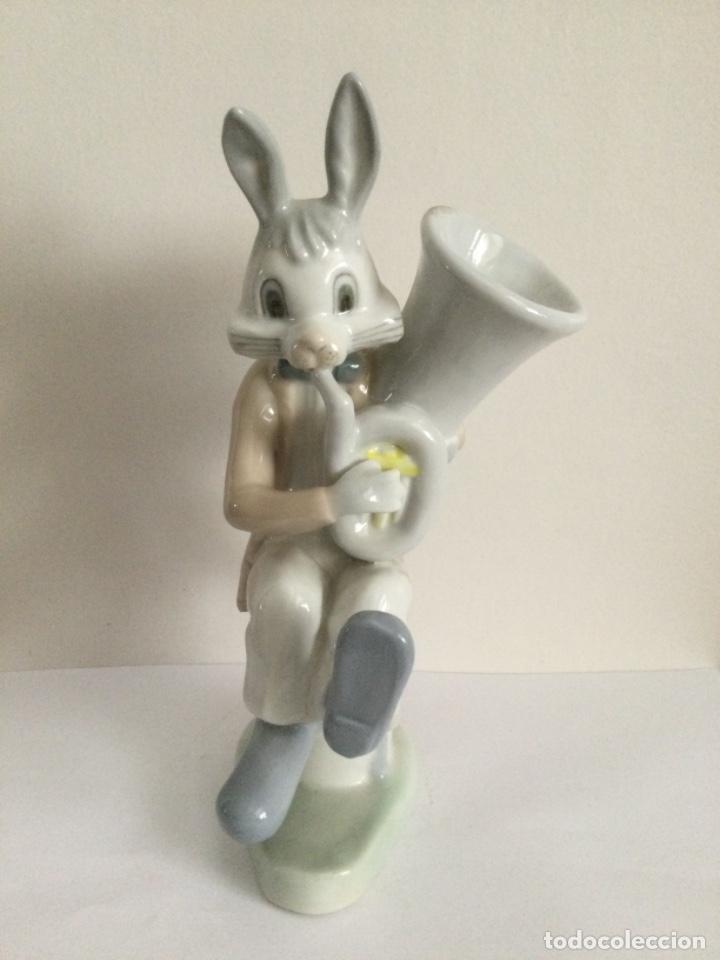 Vintage: FIGURA DE PORCELANA, CONEJO TOCANDO TROMPA