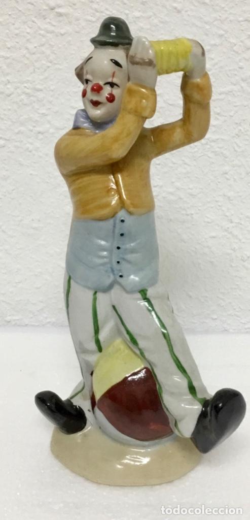 Vintage: PAYASO DE PORCELANA TOCANDO EL ACORDE&Oacute;N SOBRE PELOTA (16,5 cm). NUEVO!!!