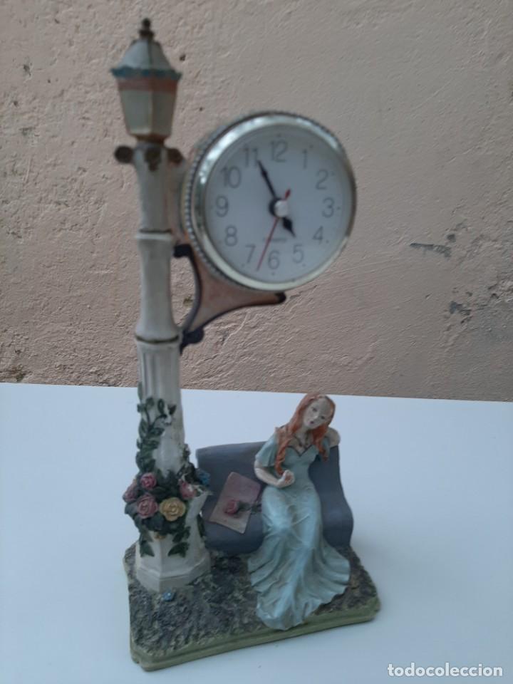 Vintage: Figurita de cer&aacute;mica con reloj.