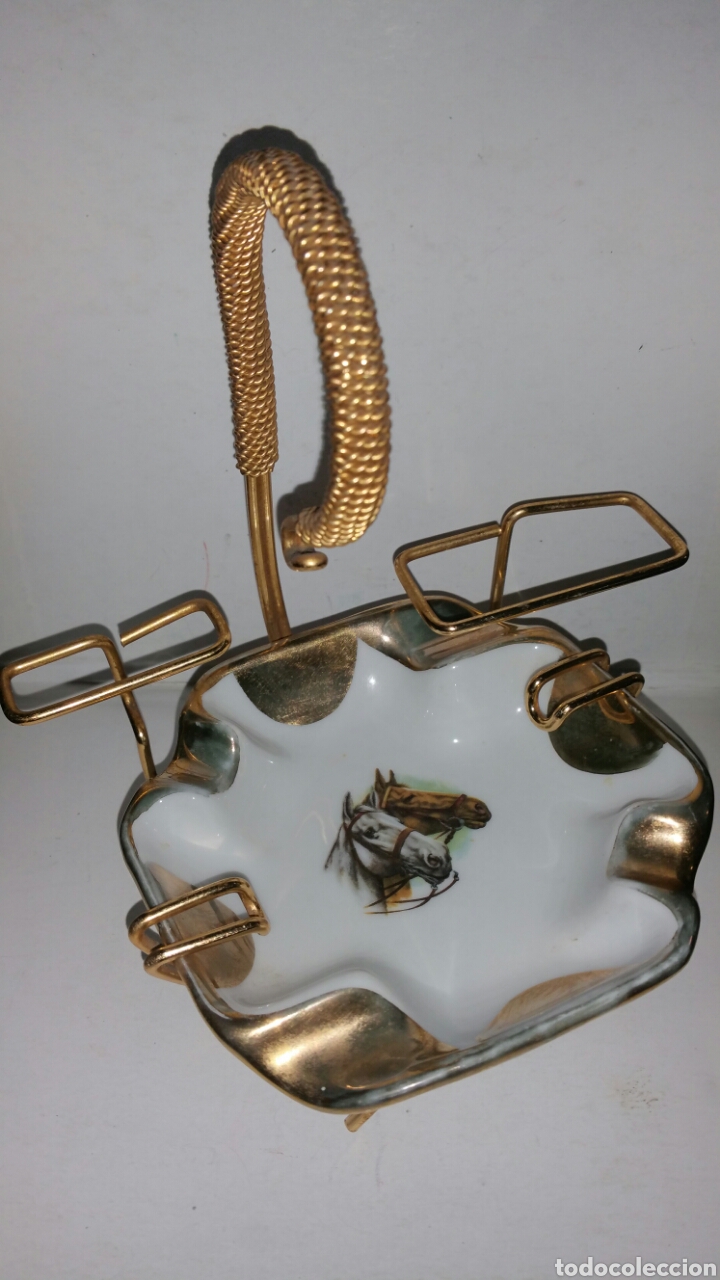 Vintage: Cenicero de porcelana en soporte de aluminio dorado con cabezas de caballos pintado y bordes de oro.