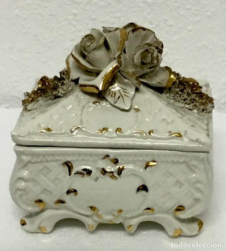Vintage: CAJA RECTANGULAR FLORES DE PORCELANA ITALIANA BLANCA Y DORADA . A&Ntilde;OS 60. PROCEDE DE COLECCIONISTA.