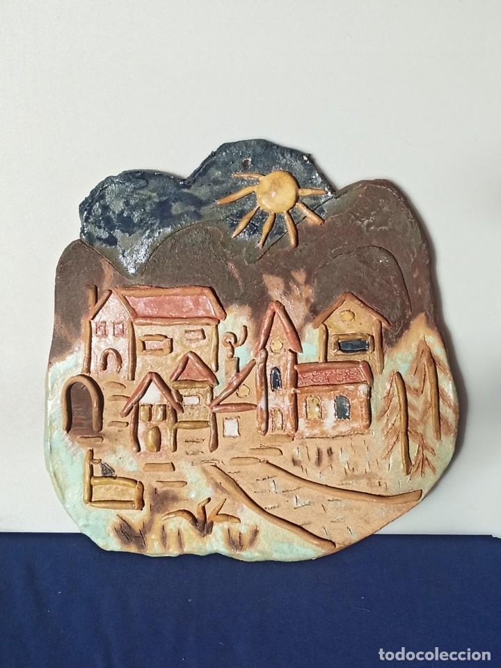 Vintage: Plato de cer&aacute;mica, hecho a mano en Italia, con paisaje de monta&ntilde;a con caba&ntilde;a. 25,5x26cm