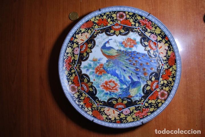 Vintage: lote de dos PLATOS UNO DE JAPON, PAVOS REALES, 26cm. DIAMETRO - otro 18cm .