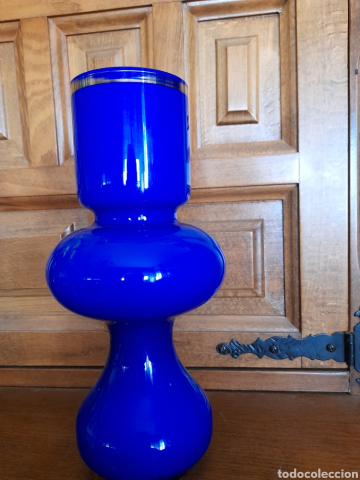 Vintage: Antiguo florero de cristal azul - Foto 2