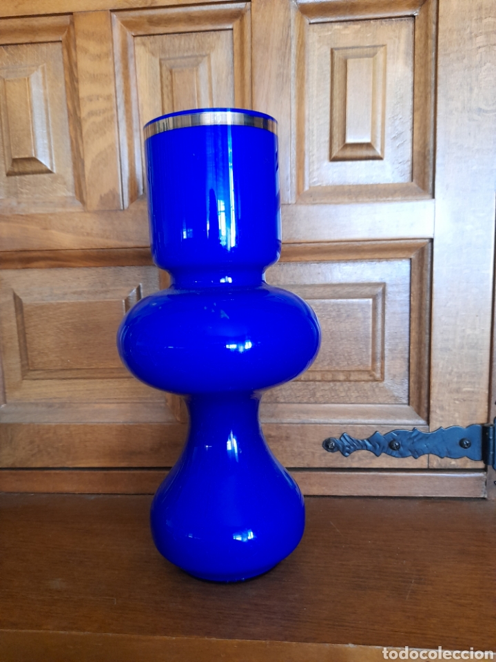 Vintage: Antiguo florero de cristal azul - Foto 1