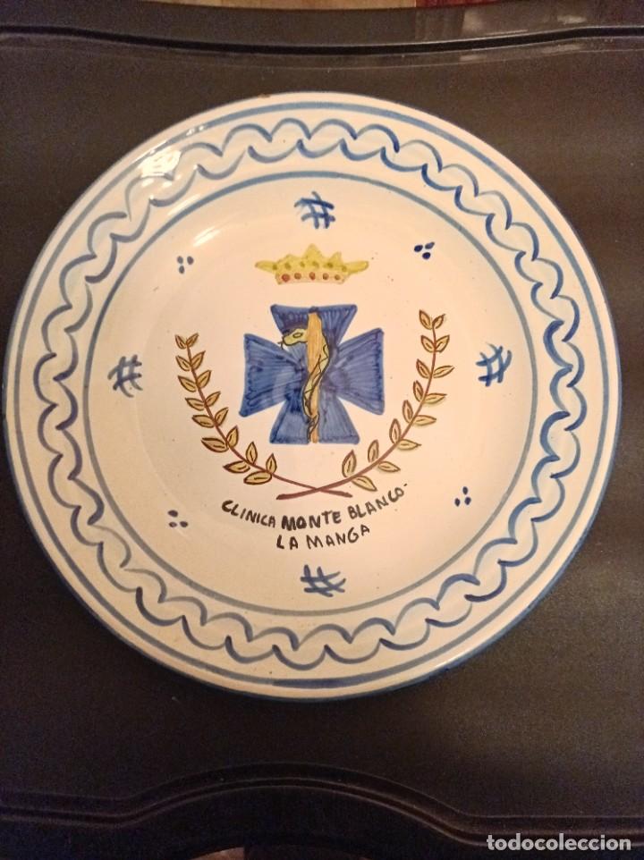 Vintage: Plato cer&aacute;mico de colgar iluminado a mano. Cl&iacute;nica Monte Blanco. La Manga - Cartagena. A&ntilde;os 70/80