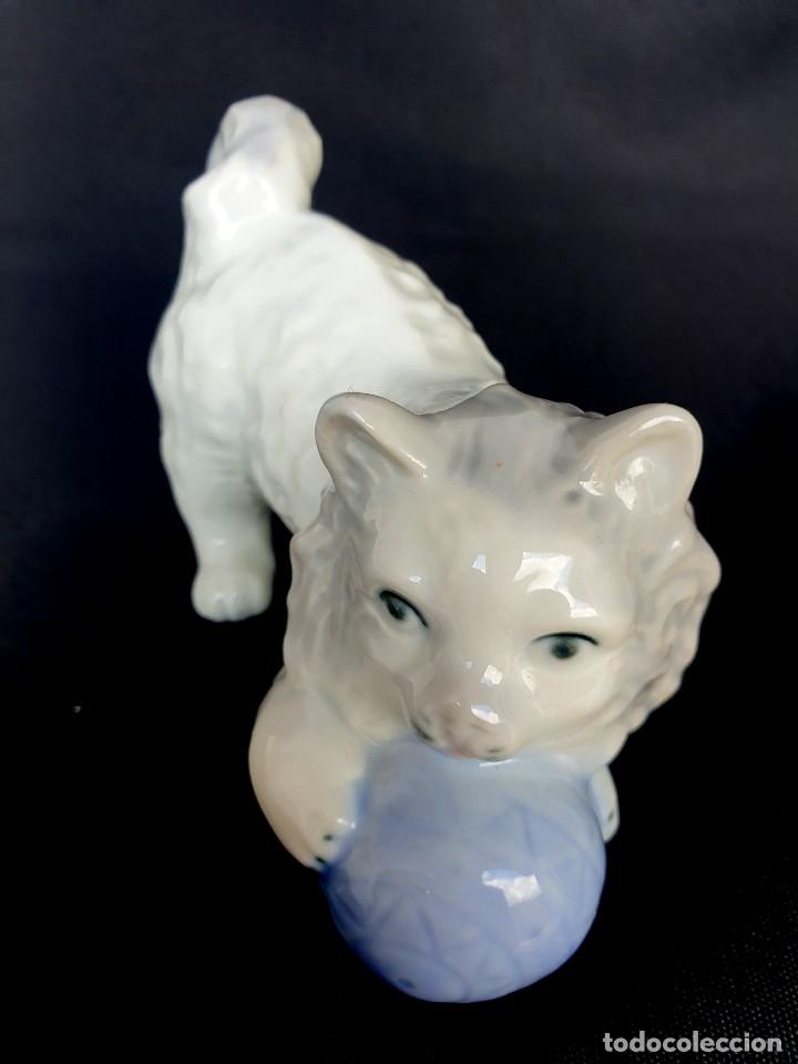 Vintage: FIGURA PORCELANA GATO JUGANDO CON PELOTA