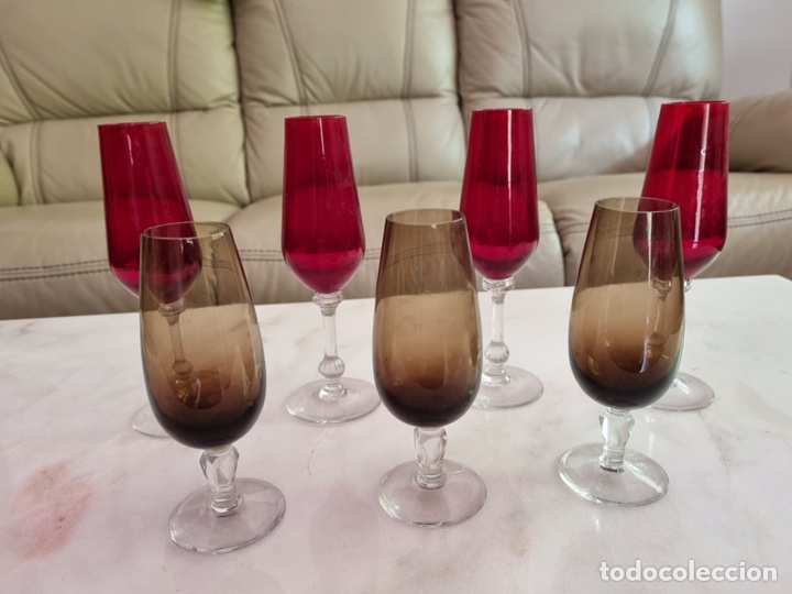 Vintage: Copas de jerez antiguas. Cristal dos colores. Vintage. Columna cristal tallado.