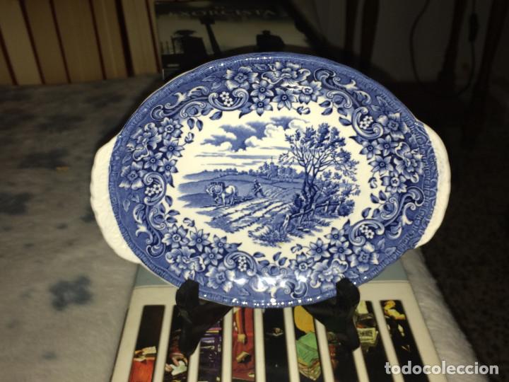 Vintage: Plato decorativo ingl&eacute;s de porcelana con su soporte.