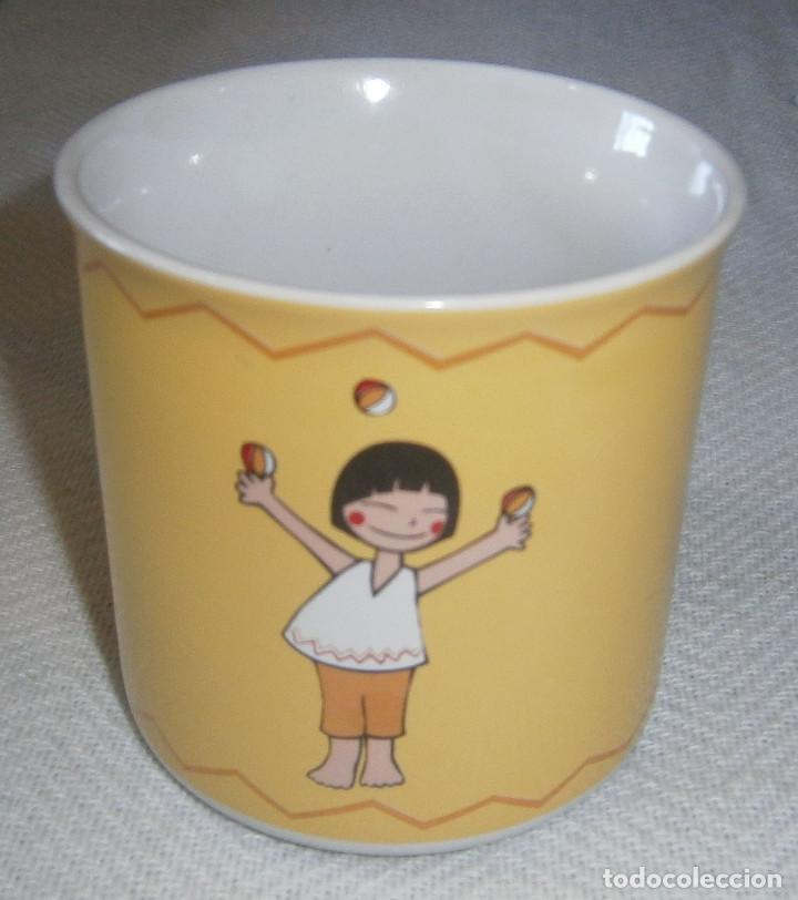 Vintage: taza de porcelana con ni&ntilde;a proclamando la igualdad