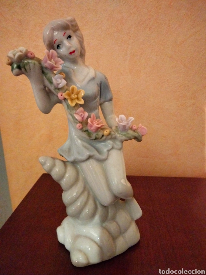 Vintage: Figurita de porcelana de una mujer con flores sentada en una caracola