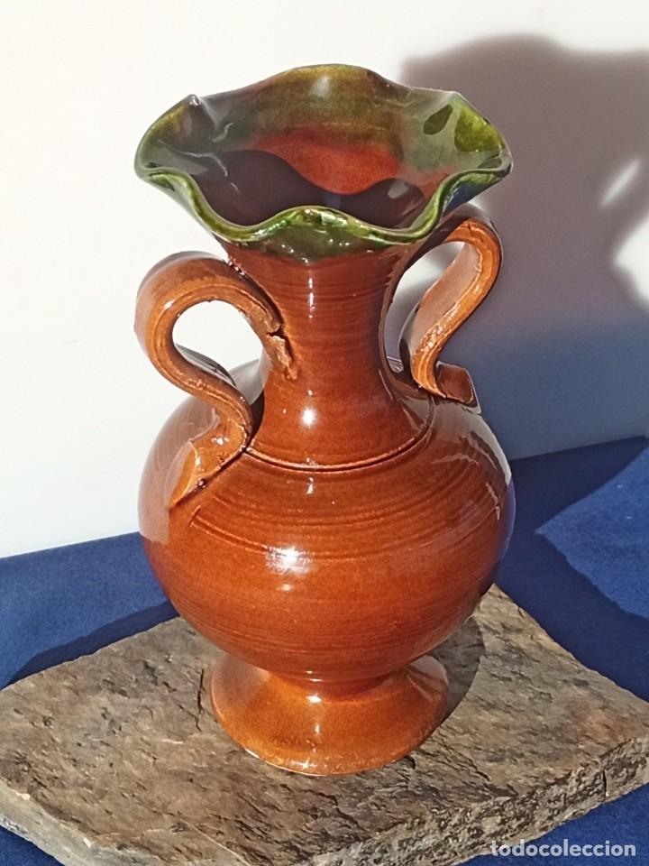 Vintage: Jarra peque&ntilde;a de cer&aacute;mica, hecha a mano, con dos asas.