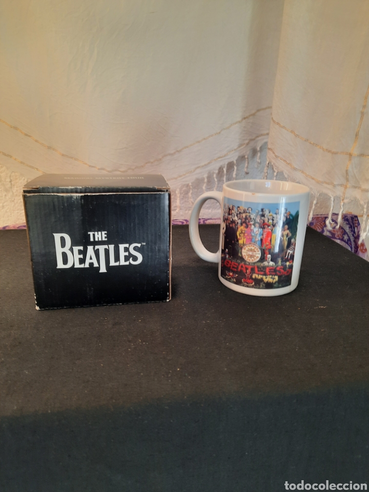 Vintage: Taza y caja the beatles.