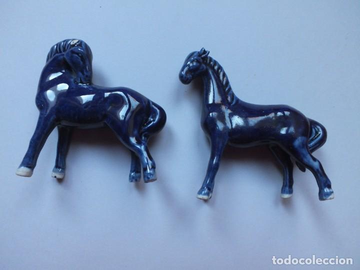Vintage: CABALLOS EN PORCELANA FINA VIDRIADA EN AZUL TIENEN OREJAS CON DESPERFECTO