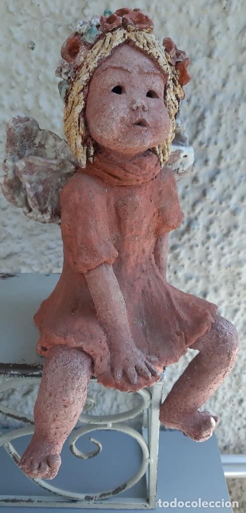 Vintage: PRECIOSA ESCULTURA EN REFRACTARIO, Y ESMALTES DE ALTA, REPRESENTANDO UN ANGEL