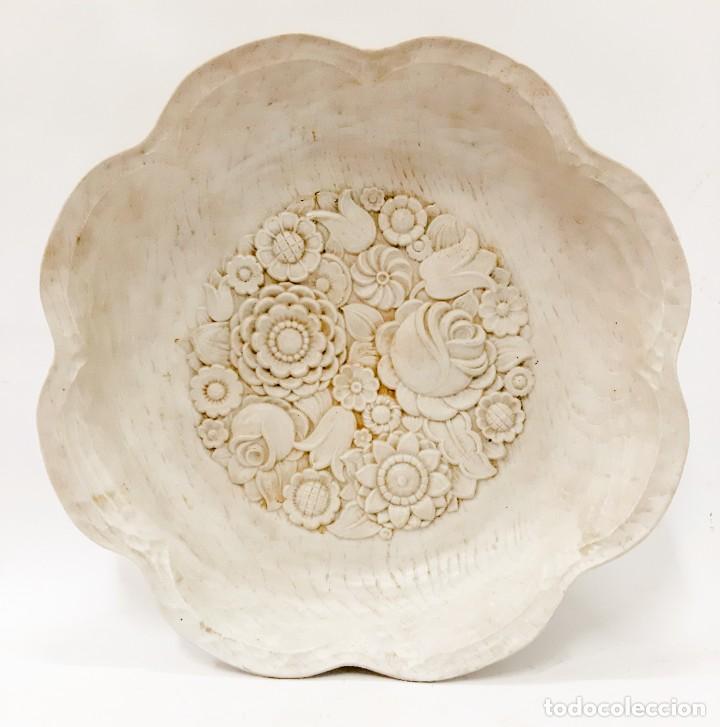 Vintage: Plato de cer&aacute;mica en relieve Renaissance Rebirth Floral White