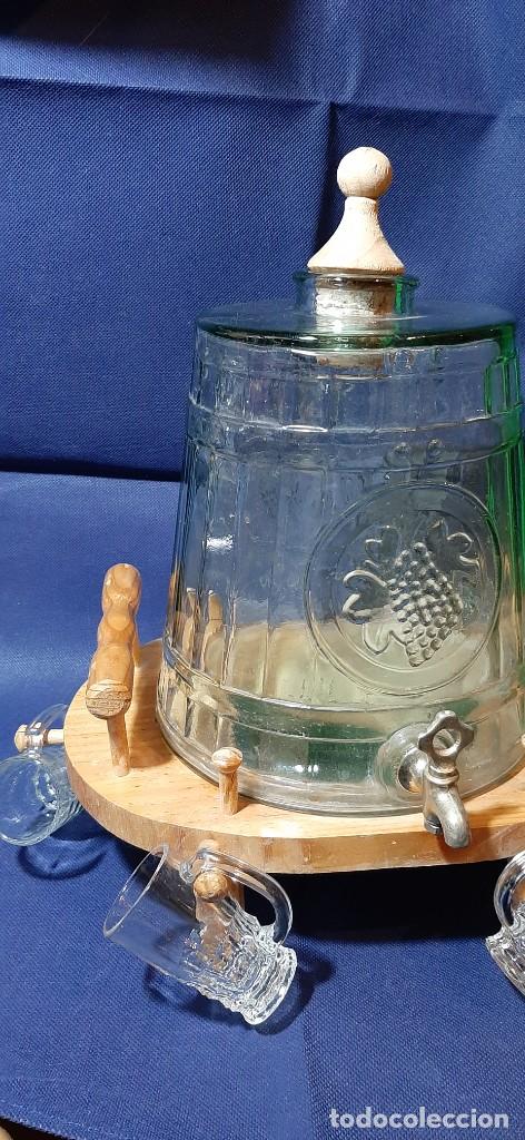 Vintage: Barril de cristal con jarritas - Foto 4