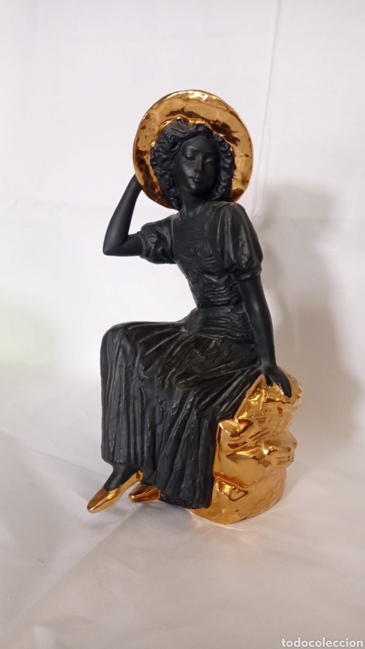 Vintage: Figura cer&aacute;mica mujer Nadal.