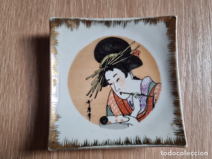 Vintage: Plato peque&ntilde;o vintage. Ceramica decorativa con geisha y dorado. Recipiente.