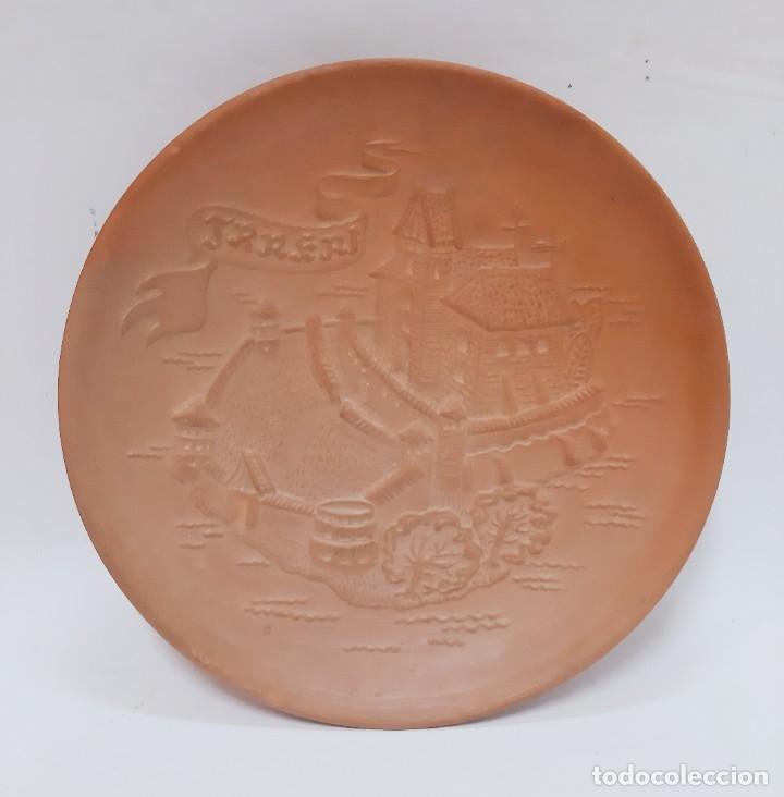 Vintage: Plato de barro decorativo hecho a mano