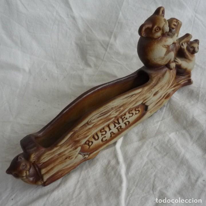 Vintage: Tarjetero en cer&aacute;mica con familia de koalas, para tarjetas de visita