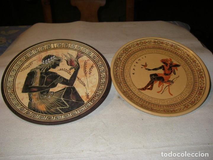 Vintage: Dos platos firmados de Cer&aacute;mica griega, uno pintado a mano y otro esmaltado al horno, 19,5 cm.