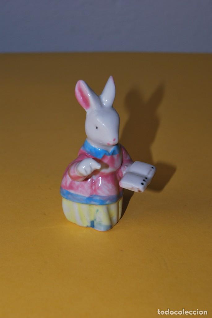 Vintage: FIGURA DE PORCELANA - CONEJITA MAESTRA - COLEGIO - ESCUELA - CONEJO