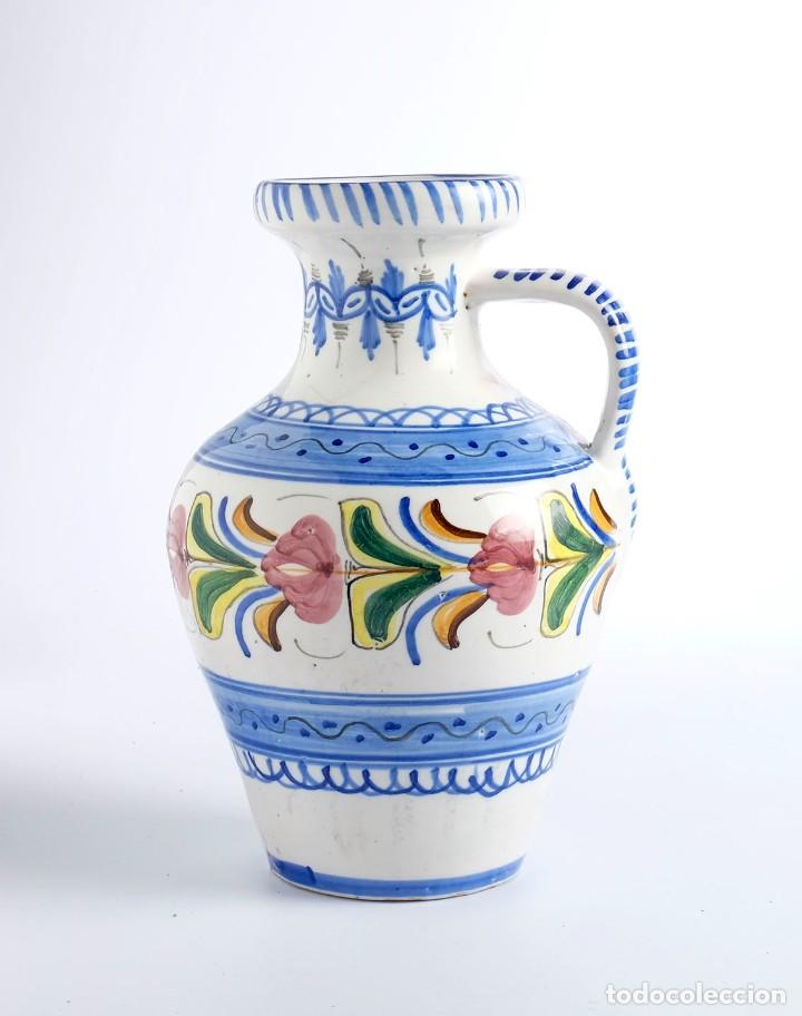 Vintage: Jarra de cer&aacute;mica pintada a mano. 21 cm de altura. Mediados S.XX