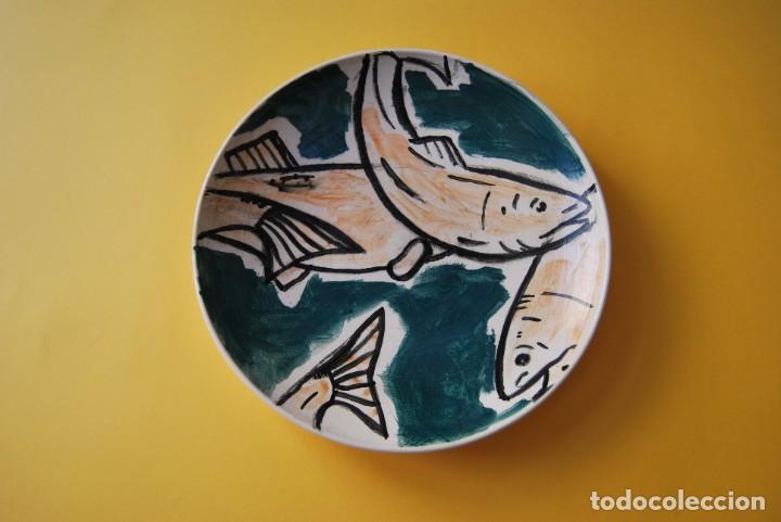Vintage: PLATO DE CER&Aacute;MICA DECORADO CON PECES - SELLO EN LA BASE - PINTADO A MANO