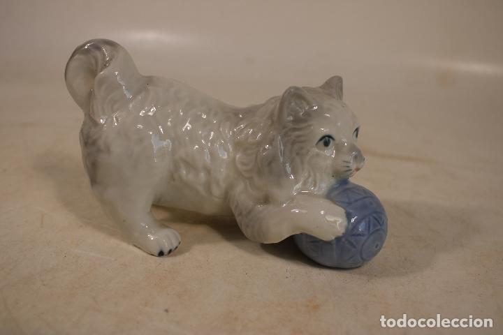 Vintage: figura gato de porcelana firmada