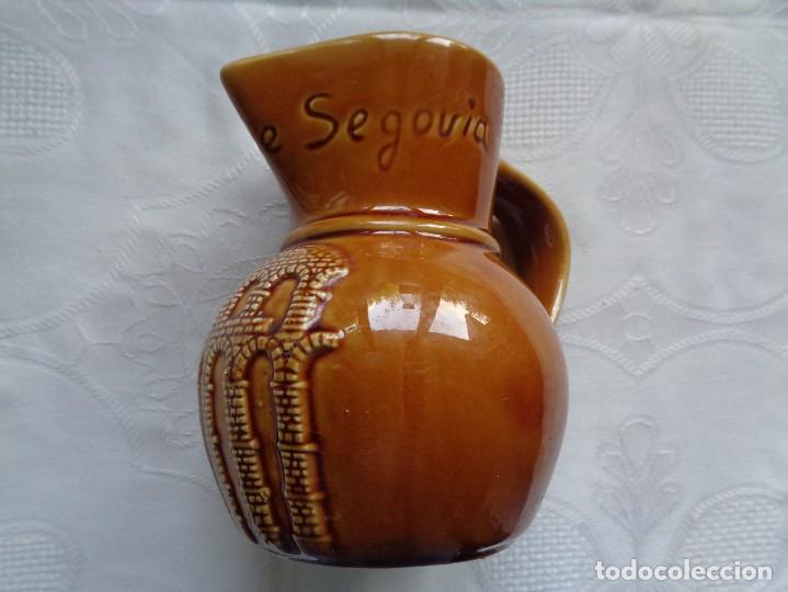 Vintage: JARRA DE CER&Aacute;MICA DE GIL VARGAS, SEGOVIA. 12,5 Cm. ACUEDUCTO EN RELIEVE.