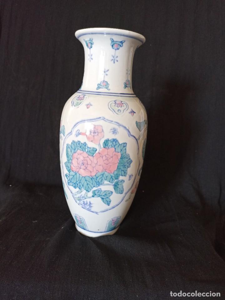 Vintage: Florero vintage de porcelana china. 26 cms. Alto. Marca en la base