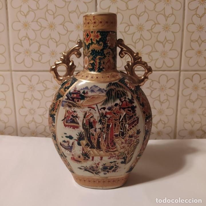 Vintage: Peque&ntilde;a cantimplora de porcelana de estilo oriental
