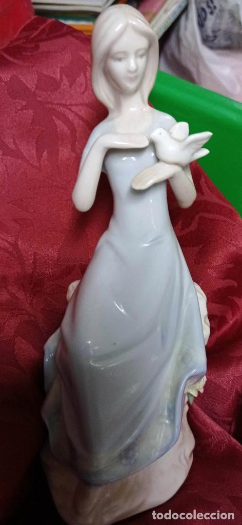 Vintage: FINA PORCELANA INGLESA DE MUJER 2 con sello en la base