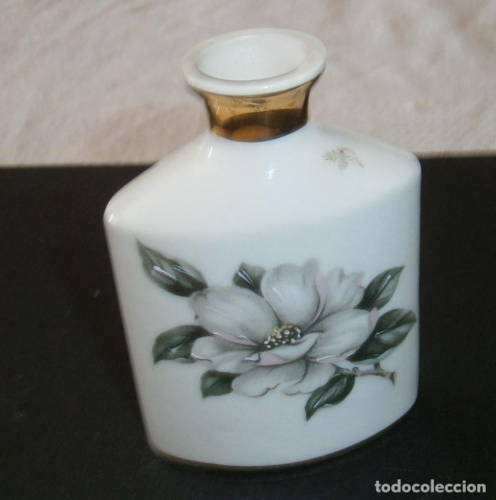 Vintage: botella de porcelana de portugal decorada en relieve