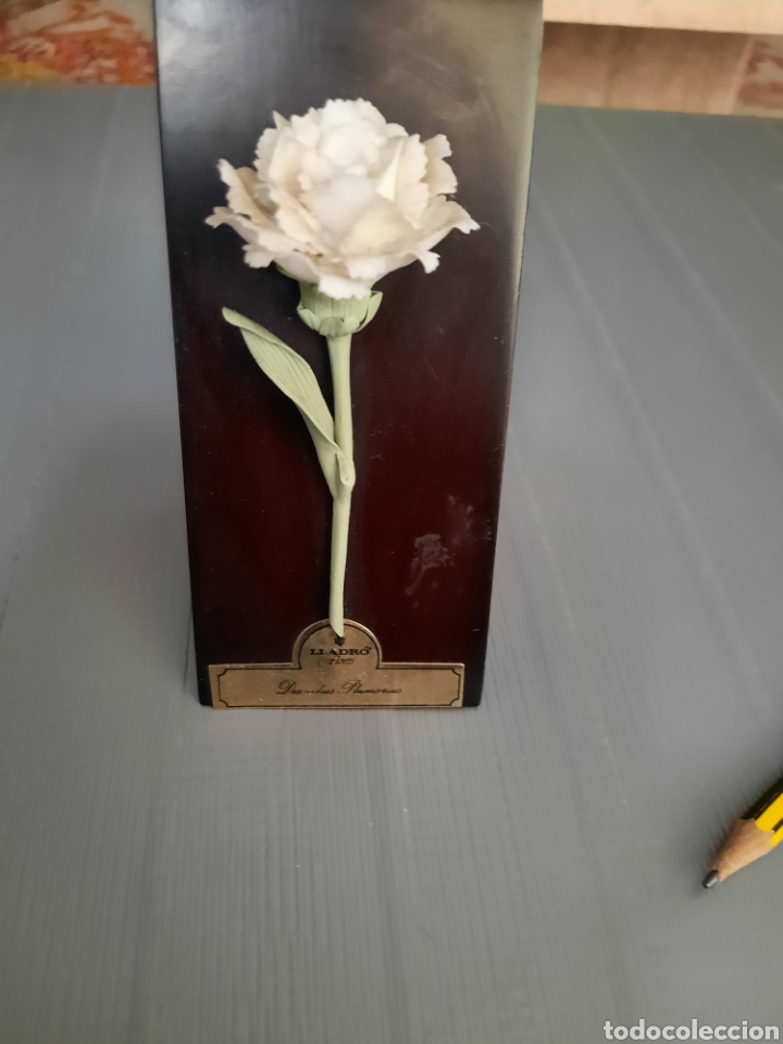 Vintage: Flor de porcelana de Lladr&oacute; en peana de madera