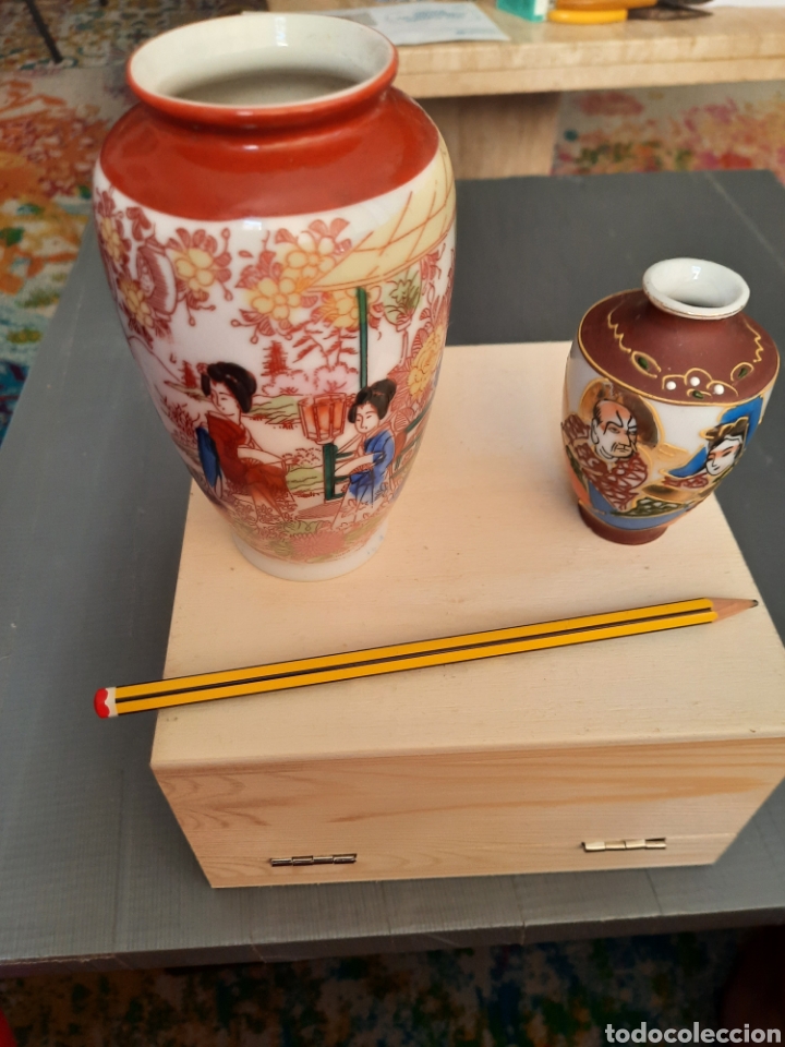 Vintage: Dos peque&ntilde;os jarrones de porcelana japones