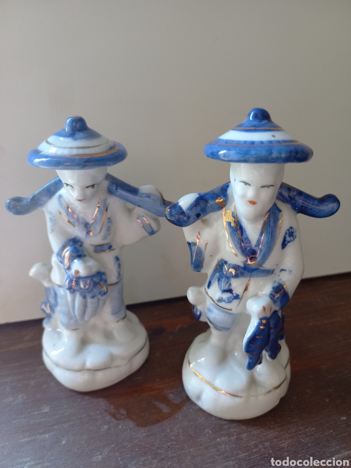Vintage: Figuras pescadores China en porcelana blanca y azul 2&ordf; mitad de siglo XX