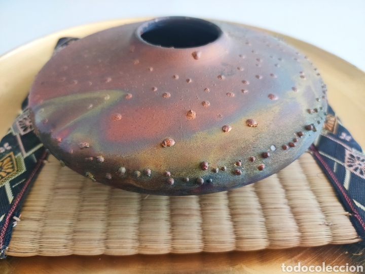 Vintage: Jarron ceramica raku moderna iridiscentes y con relieves toscos imitando hierro Firmado en base.