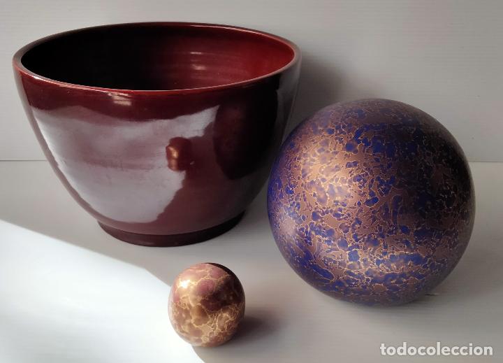 Vintage: Dos bolas decorativas en porcelana. Recipiente de barro granate