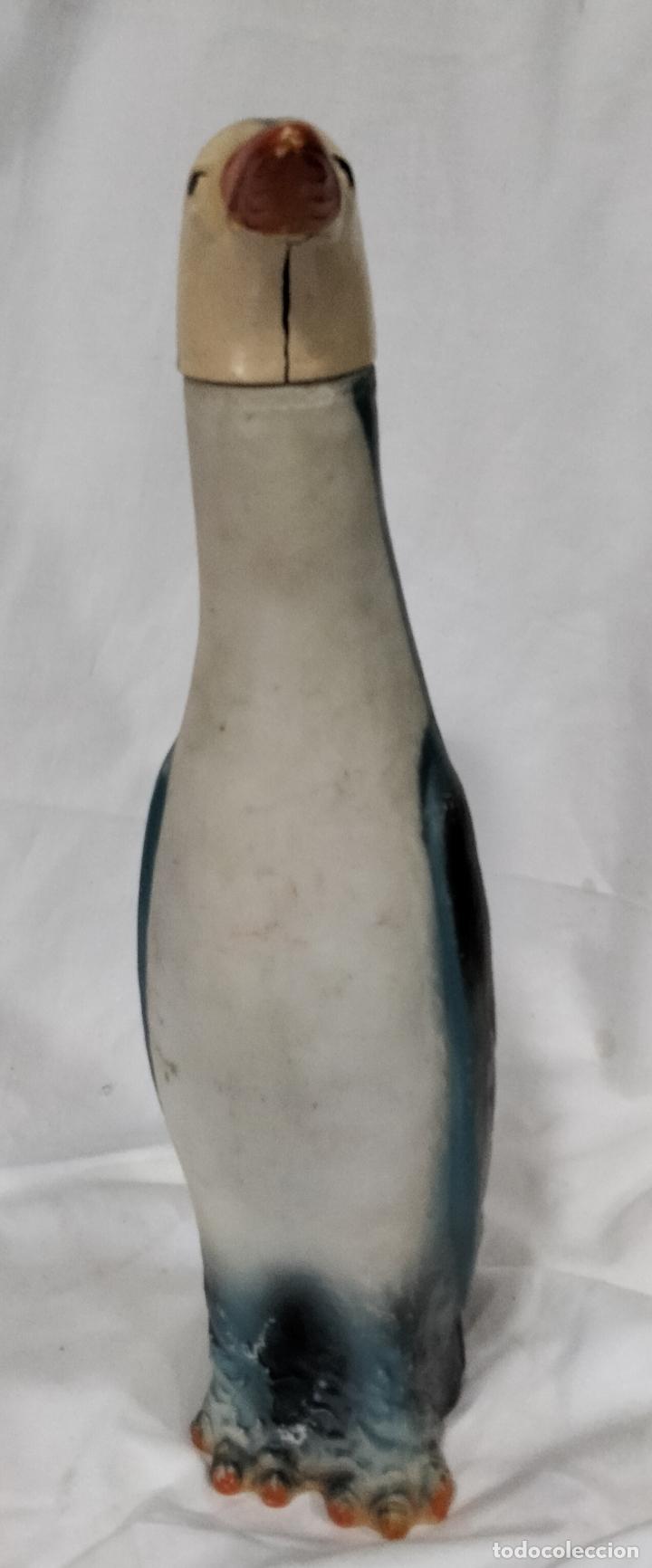 Vintage: Botella de cer&aacute;mica con forma de ping&uuml;ino. Rosca. Tap&oacute;n algo rasgado.