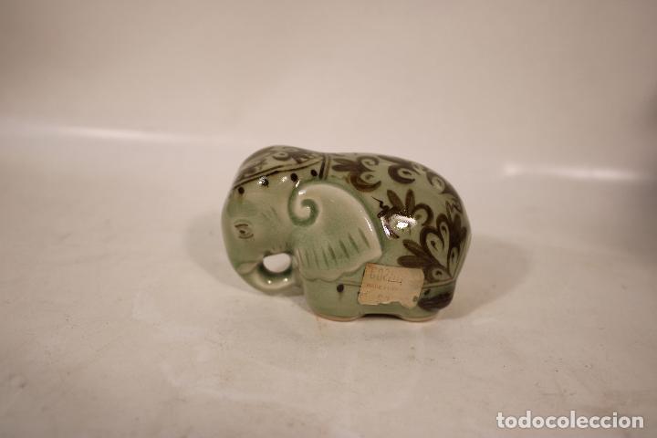 Vintage: peque&ntilde;o elefante de porcelana