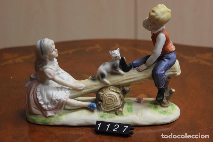 Vintage: Escultura peque&ntilde;a de porcelana &ldquo;Columpios&rdquo;.
