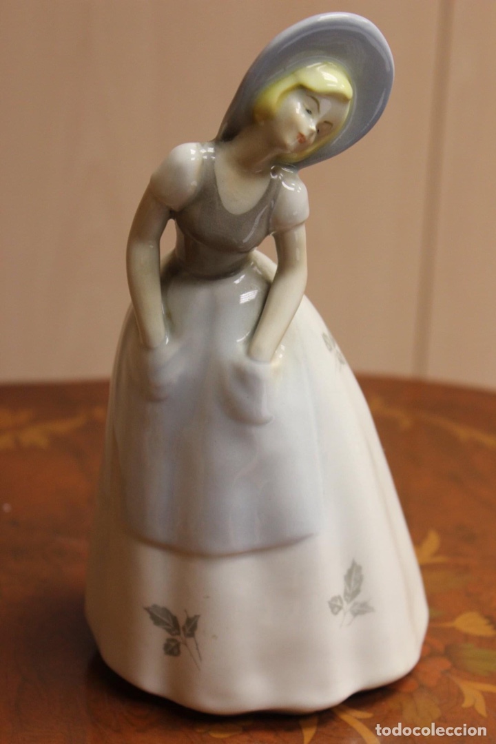 Vintage: Figura de chica con delantal porcelana Tamarit