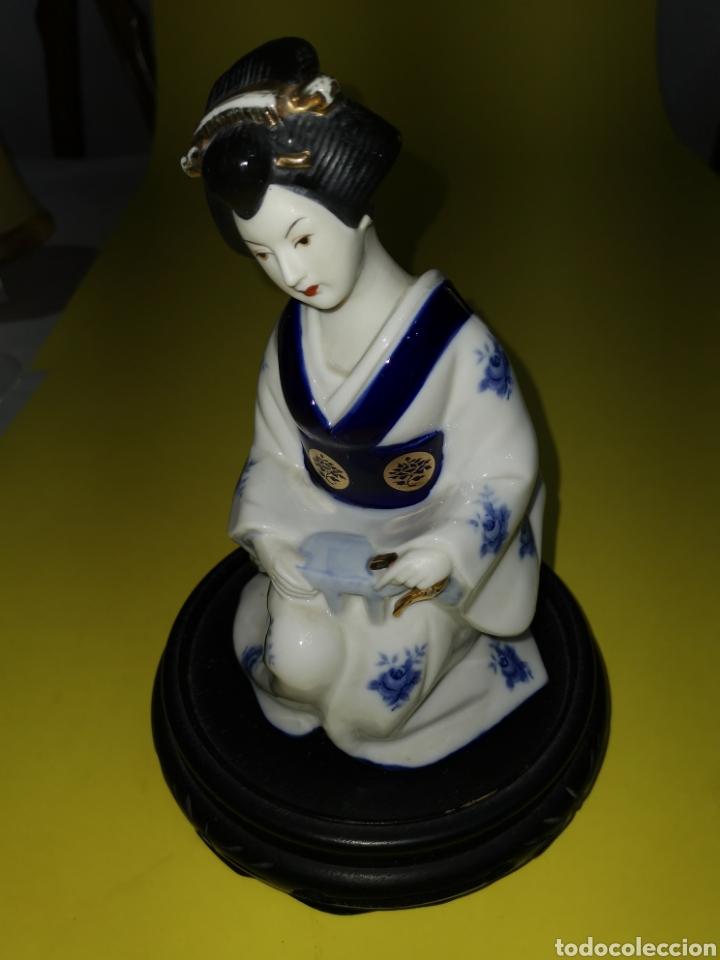 Vintage: Figura chin&aacute; sobre peana madera